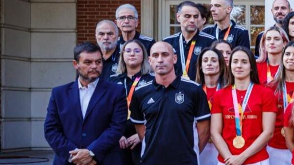 Луис Рубиалес (первый ряд в центре) на встрече с футболистками сборной Испании