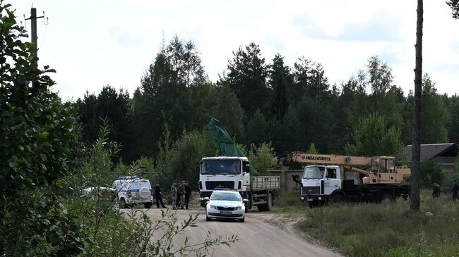 Грузовая техника вывозит обломки частного самолета с места крушения в селе Куженкино Бологовского района Тверской области