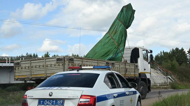 Грузовая техника вывозит обломки частного самолета с места крушения в селе Куженкино Бологовского района Тверской области. 25 августа 2023