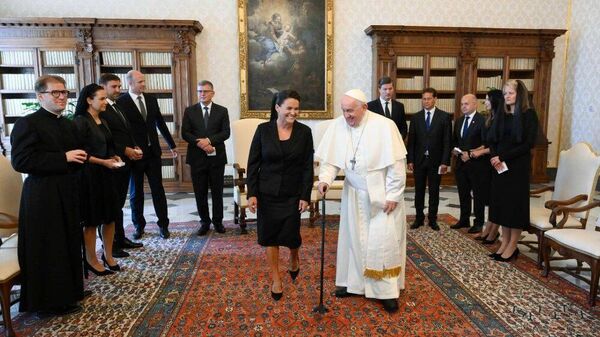 Папа Римский Франциск и президент Венгрии Каталин Новак во время аудиенции в Ватикане. 25 августа 2023