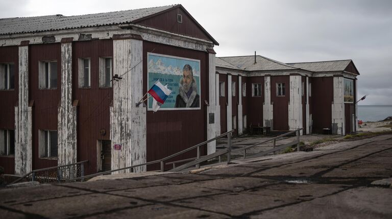 Здание столовой в городе Баренцбург на архипелаге Шпицберген