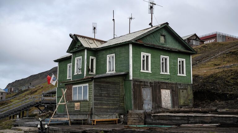 Деревянное здание на территории порта в городе Баренцбург