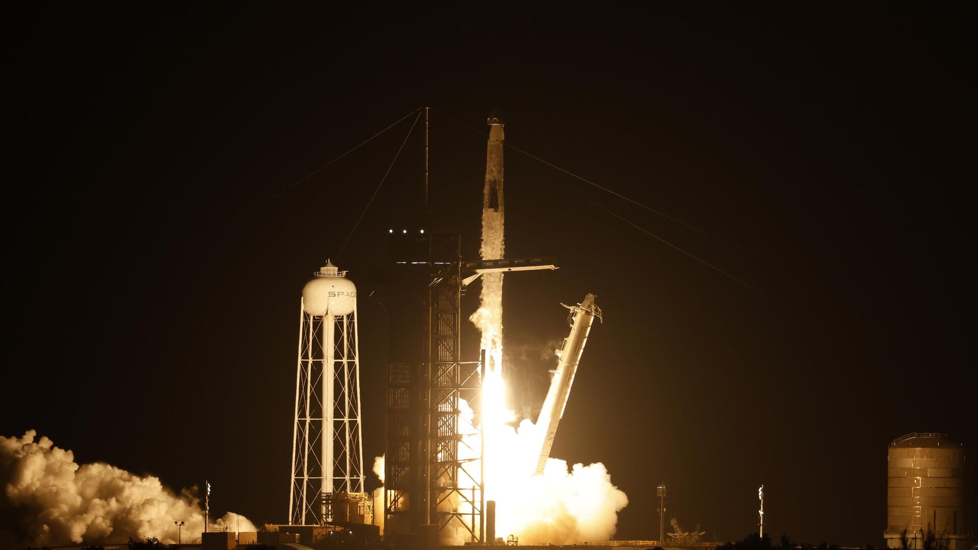 Старт ракеты SpaceX Falcon 9 с кораблем Crew Dragon с площадки Космического центра Кеннеди на мысе Канаверал, штат Флорида - РИА Новости, 1920, 19.11.2023