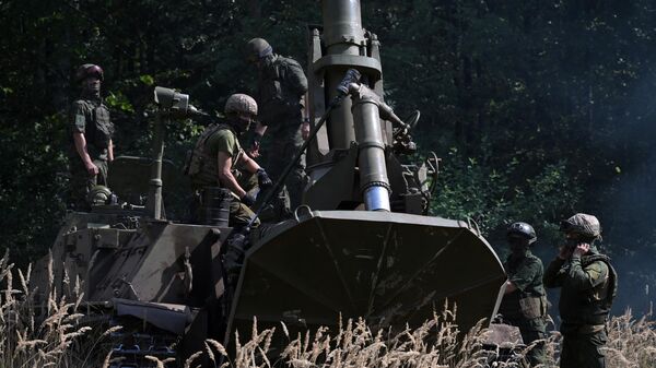 Экипаж во время подготовки к боевому применению самоходного миномета 2с4 Тюльпан ЦВО ВС РФ в зоне специальной военной операции
