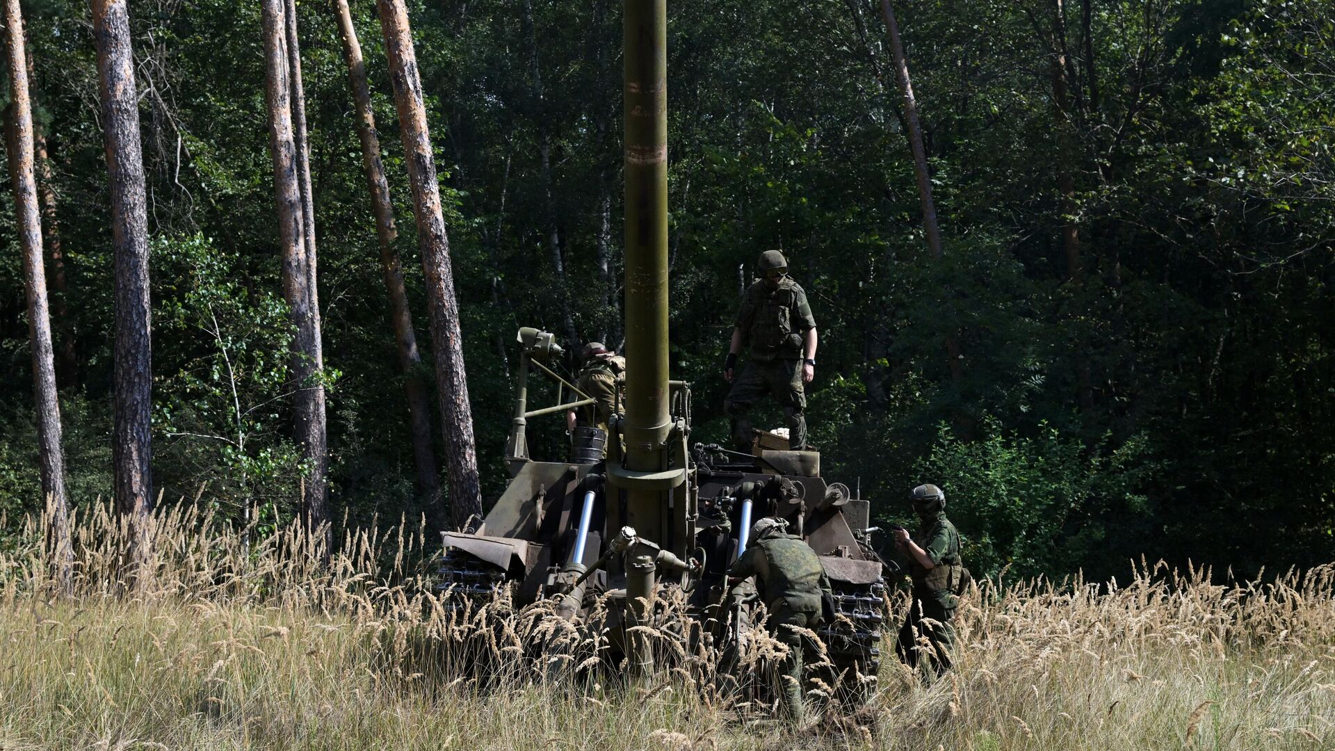 Экипаж во время приведения в боевое положение самоходного миномета 2с4 Тюльпан - РИА Новости, 1920, 27.09.2023