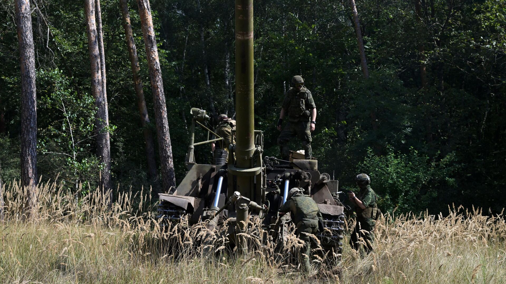 Экипаж во время приведения в боевое положение самоходного миномета 2с4 Тюльпан - РИА Новости, 1920, 27.09.2023