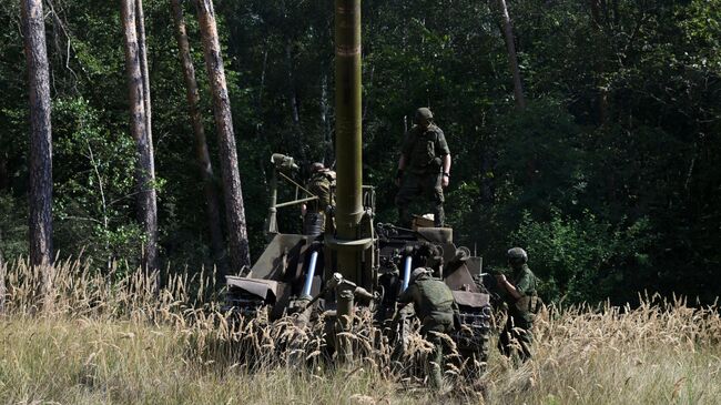 Экипаж во время приведения в боевое положение самоходного миномета 2с4 Тюльпан