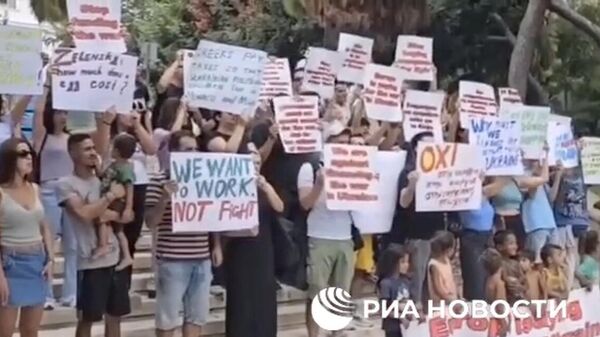 Акция против поставок оружия Киеву и в поддержку РФ у посольства США в Афинах. Кадр видео