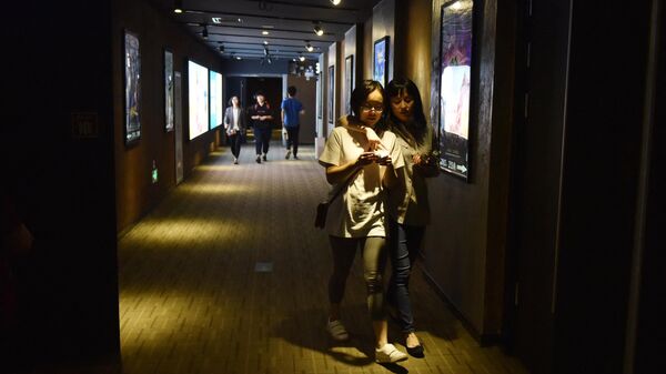 Девушки в кинотеатре в Пекине