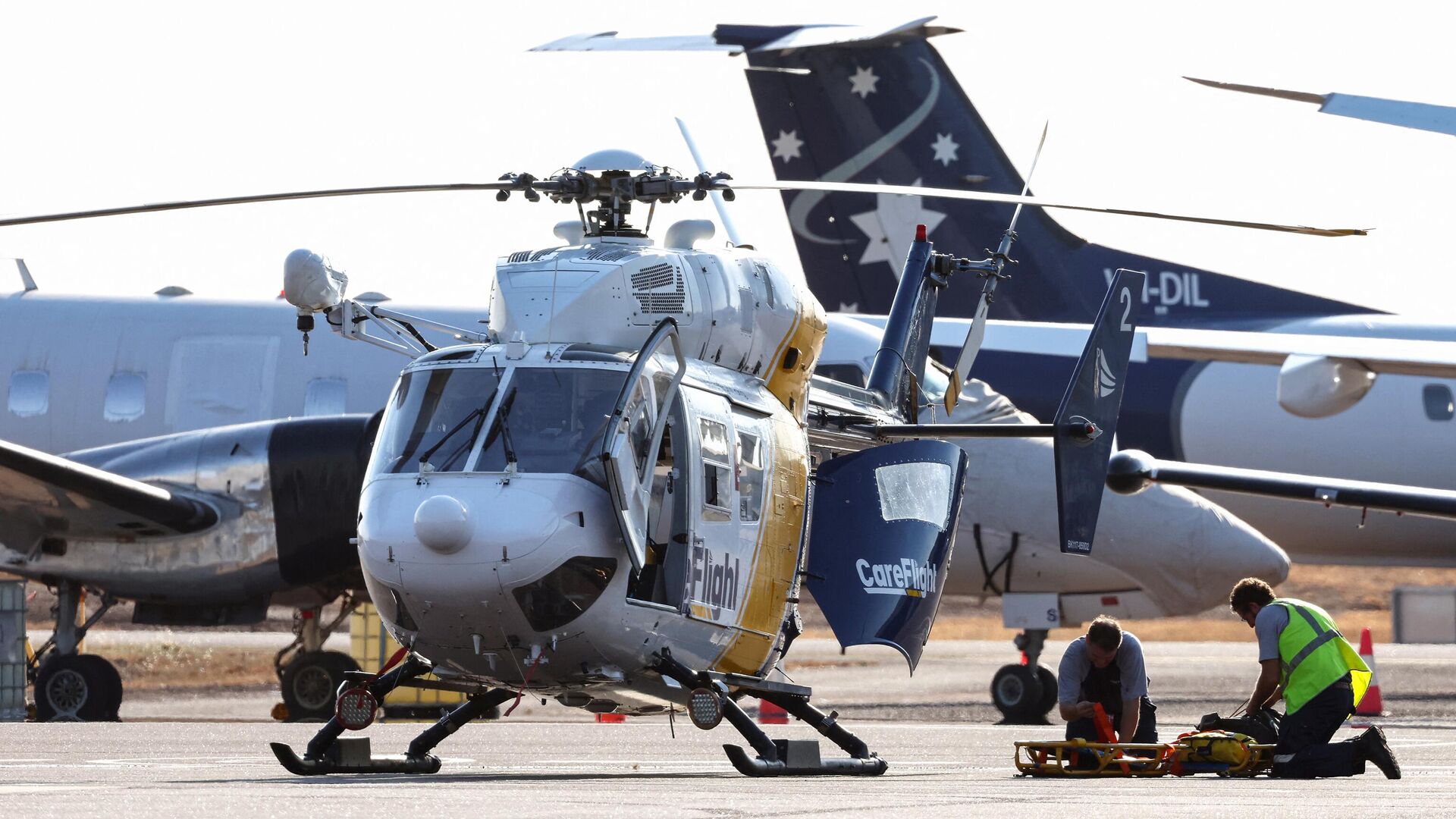 Вертолет авиационной медицинской службы в аэропорту Дарвин во время спасательных работ по транспортировке пострадавших при крушении самолета Osprey в Австралии - РИА Новости, 1920, 27.08.2023