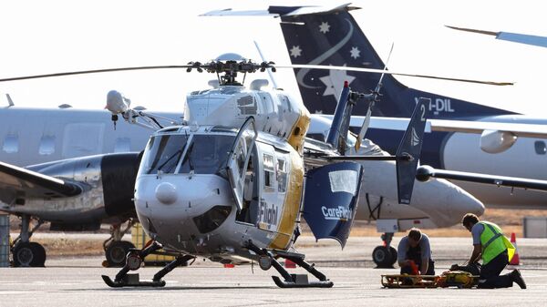 Вертолет авиационной медицинской службы в аэропорту Дарвин во время спасательных работ по транспортировке пострадавших при крушении самолета Osprey в Австралии