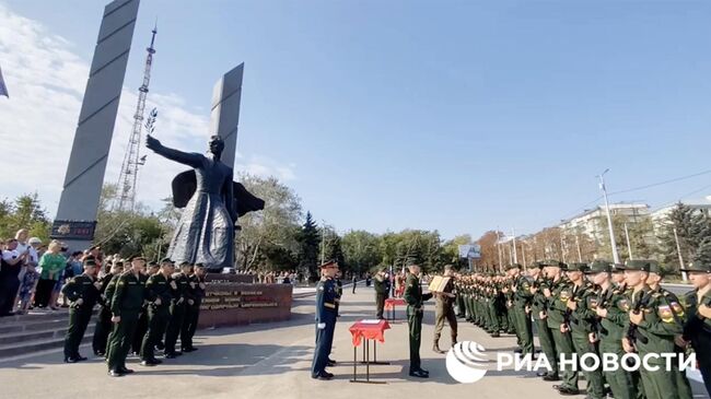 Курсанты первого курса Донецкого высшего общевойскового командного училища приняли военную присягу. Кадр видео