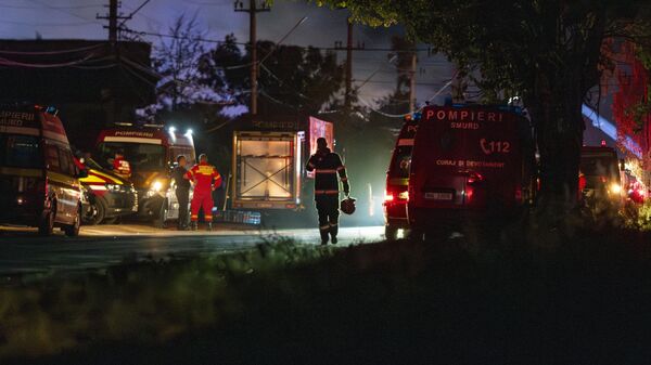 Пожарные на месте взрыва на АЗС в населенном пункте Креведия, Румыния