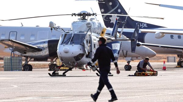 Вертолет авиационной медицинской службы в аэропорту Дарвин во время спасательных работ по транспортировке пострадавших при крушении самолета Osprey в Австралии