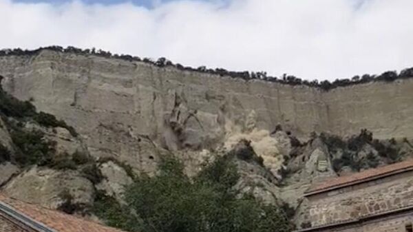 Обрушение скалы у средневекового монастыря Шиомгвиме. Кадр видео очевидца