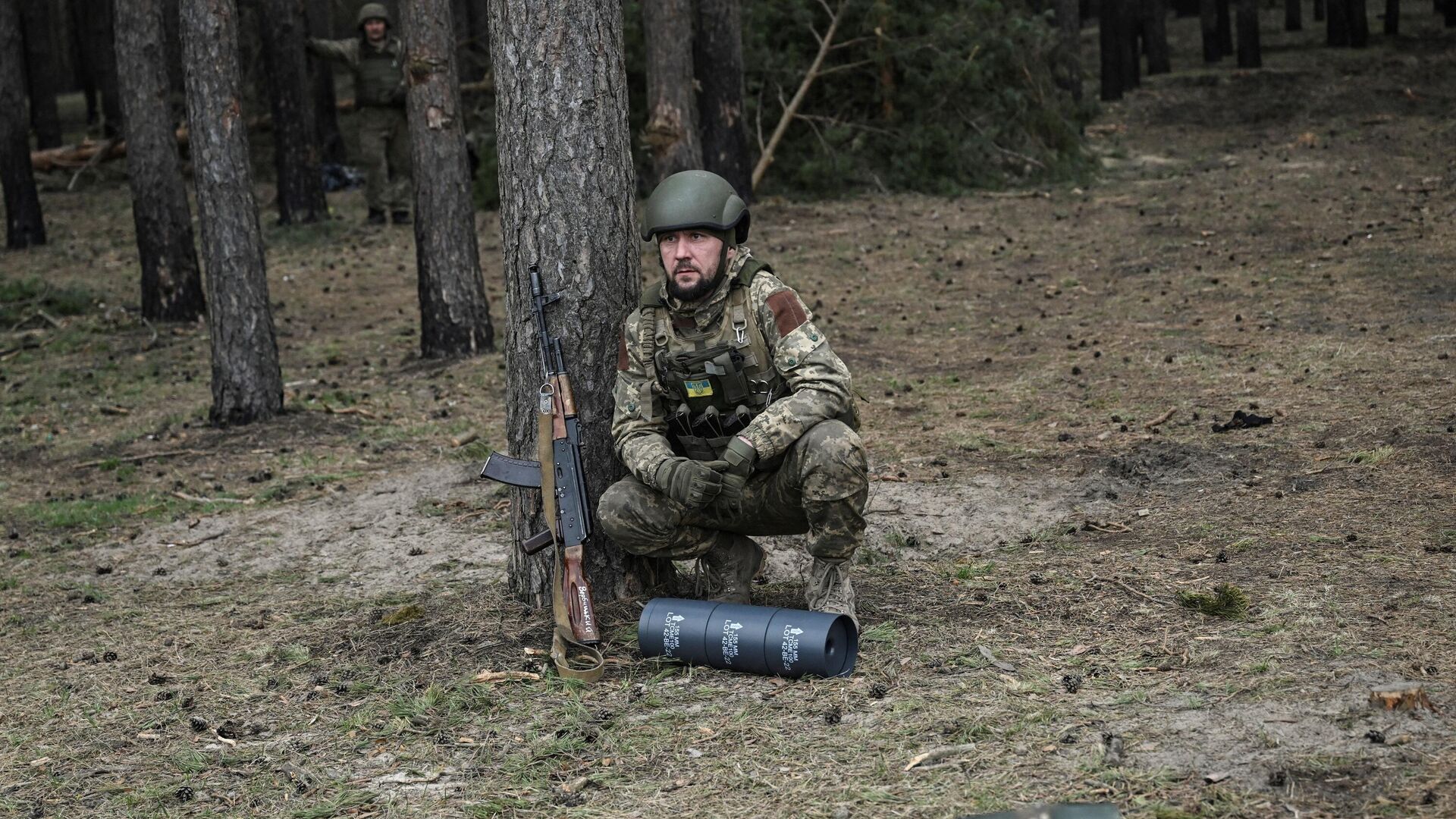 Украинский военнослужащий перед снарядом от 155-миллиметровой гаубицы ТРФ-1 - РИА Новости, 1920, 28.08.2023