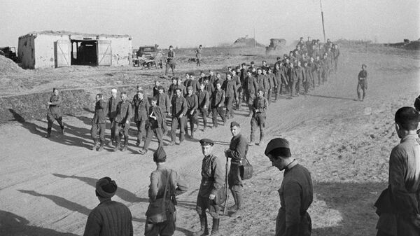 Великая Отечественная война 1941-1943 гг. В ходе Донбасской стратегической наступательной операции, советские войска разгромили 13 дивизий противника и продвинулись в западном направлении на 300 км. Колонна пленных немцев в районе города Змиев. Юго-Западный фронт.