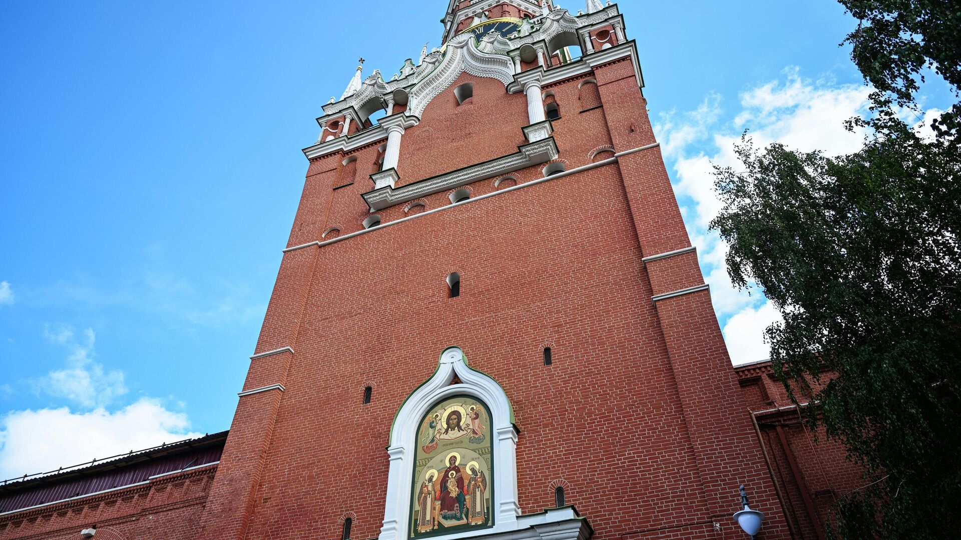 Патриарх Кирилл освятил икону на Спасской башне Кремля  - РИА Новости, 1920, 28.08.2023
