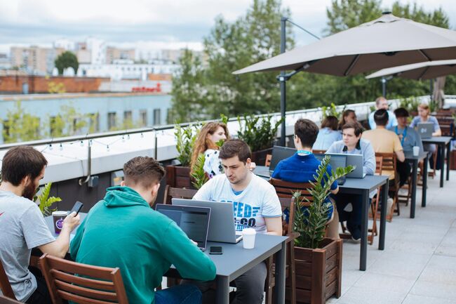 Сотрудники группы компаний ЛАНИТ в офисе