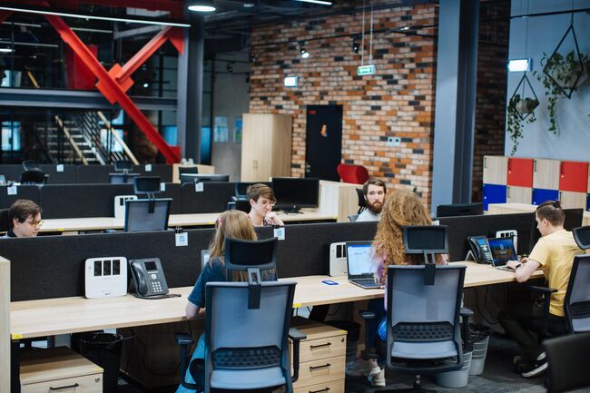 Сотрудники группы компаний ЛАНИТ в офисе