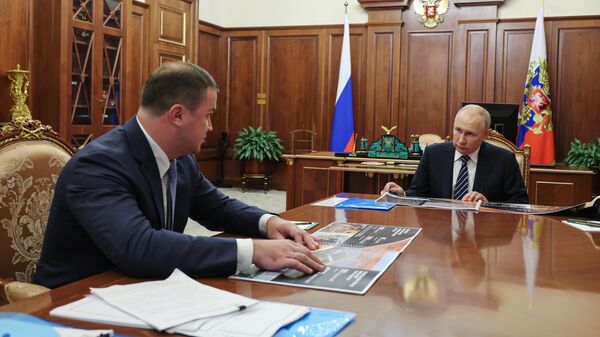 Президент РФ Владимир Путин и временно исполняющий обязанности губернатора Омской области Виталий Хоценко во время встречи