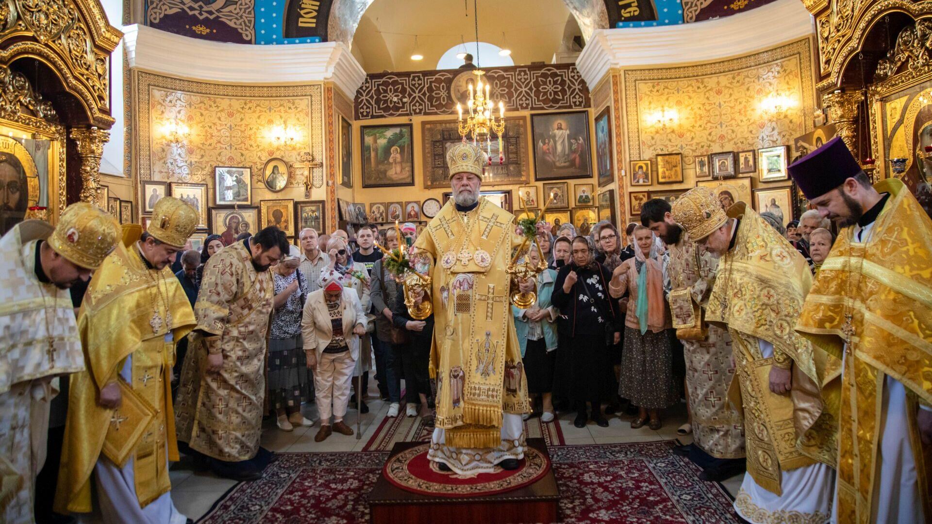 Высокопреосвященный Митрополит Кишиневский и всея Молдовы Владимир совершает Божественную литургию в храме святого великомученика Георгия в Кишиневе - РИА Новости, 1920, 27.10.2023