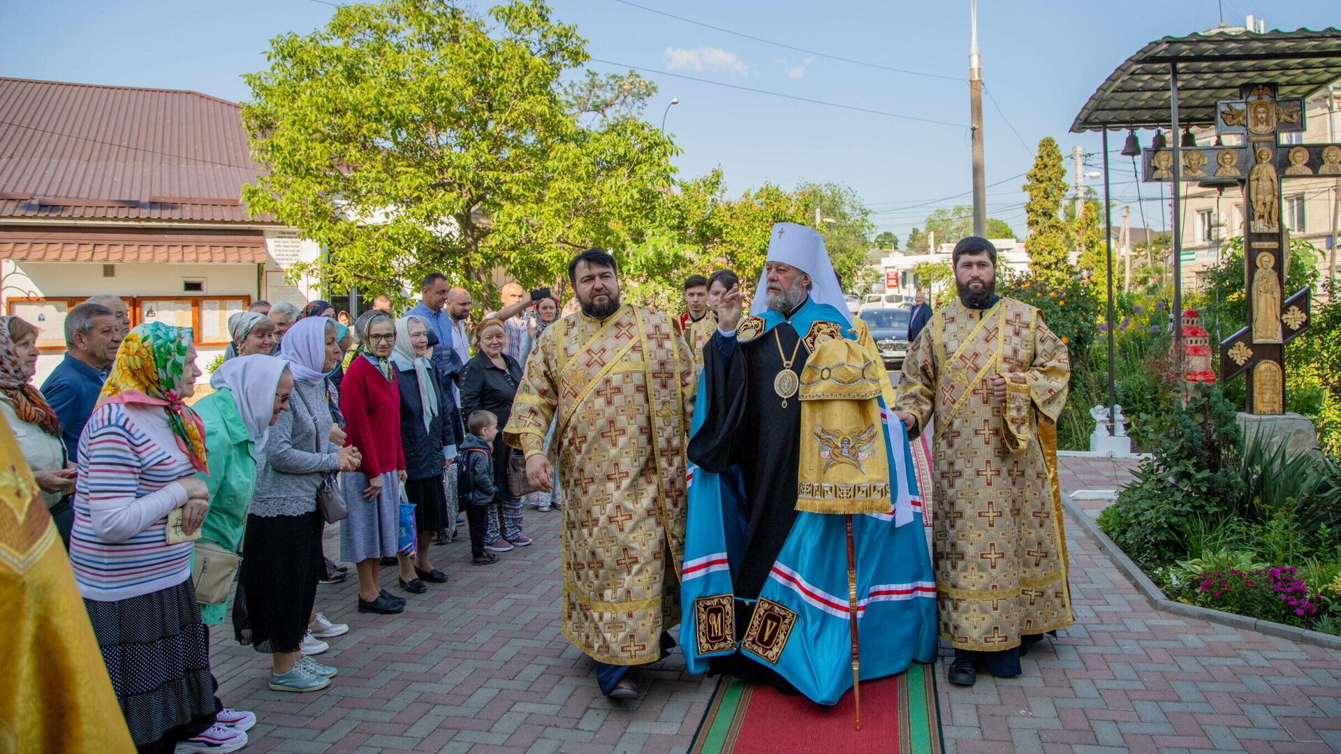 Высокопреосвященный Митрополит Кишиневский и всея Молдовы Владимир совершает Божественную литургию в храме святого великомученика Георгия в Кишиневе - РИА Новости, 1920, 14.11.2023