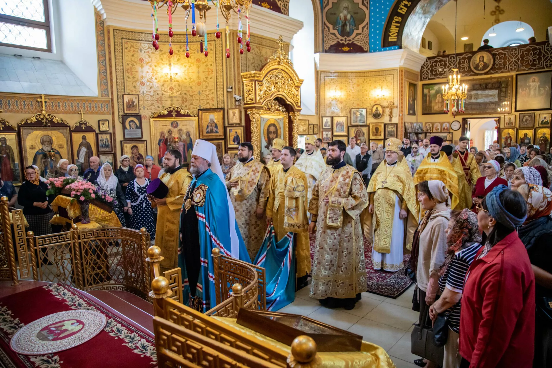 Высокопреосвященный Митрополит Кишиневский и всея Молдовы Владимир совершает Божественную литургию в храме святого великомученика Георгия в Кишиневе - РИА Новости, 1920, 15.10.2024