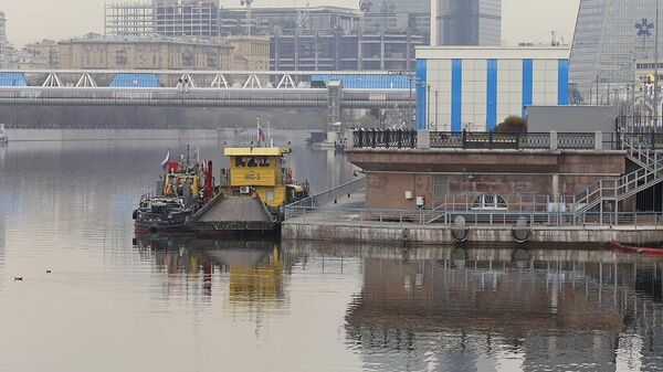 Около 400 т мусора собрал коммунальный флот с водной акватории Москвы с начала навигации