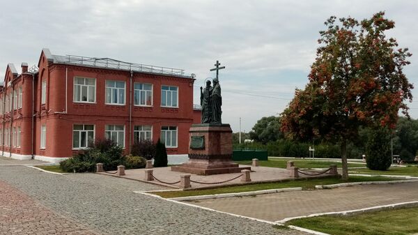 Одна из площадей Коломны, рядом со смотровой площадкой. Памятник Кириллу и Мефодию