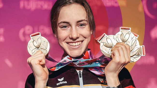 Бывшая российская гимнастка Дарья Варфоломеева с золотыми медалями