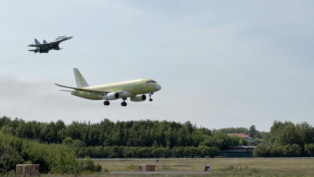 Российский самолет SJ-100 с импортозамещенным оборудованием во время выполнения первого полета в Комсомольске-на-Амуре - РИА Новости, 1920, 29.08.2023