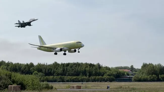 Российский самолет SJ-100 с импортозамещенным оборудованием во время выполнения первого полета в Комсомольске-на-Амуре