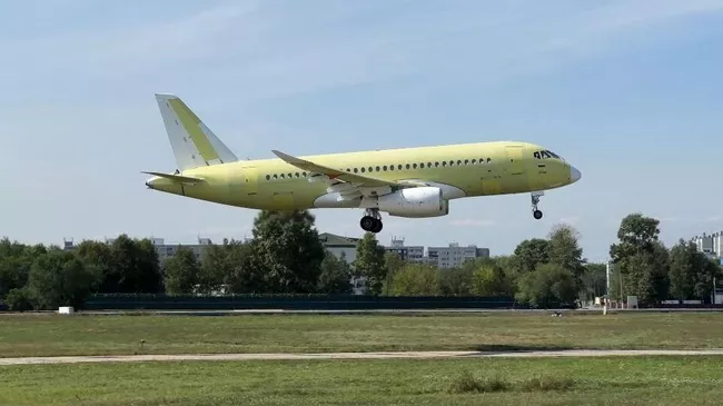 Российский самолет SJ-100 с импортозамещенным оборудованием