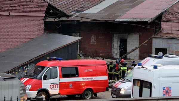 Сотрудники МЧС тушат пожар в зоне складских помещений в районе площади трех вокзалов в Москве