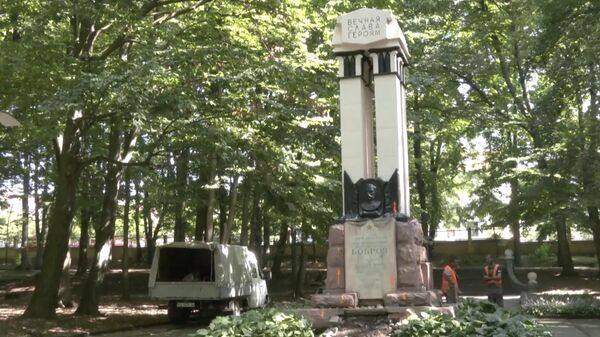 Демонтаж памятника в честь офицеров Красной Армии в Черновцах