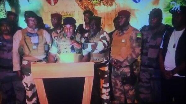 Военные Габона во время объявления об отмене результатов выборов в стране и о роспуске институтов власти