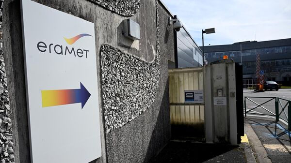 Логотип французской горно-металлургической группы Eramet у входа в штаб-квартиру в пригороде Парижа