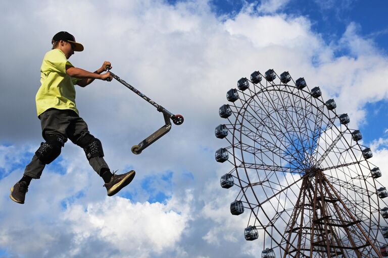 Соревнования по BMX и самокатному спорту на фестивале уличной культуры и экстремального спорта Врывайся! на Михайловской набережной в Новосибирске