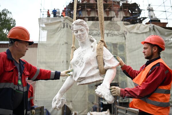 Скульптуры Колхозница со снопом и Рабочий с разводным ключом устанавливают после реставрации на крышу павильона Центросоюз на ВДНХ