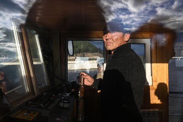 Капитан прогулочного судна у посёлка Турка в Прибайкальском районе Бурятии
