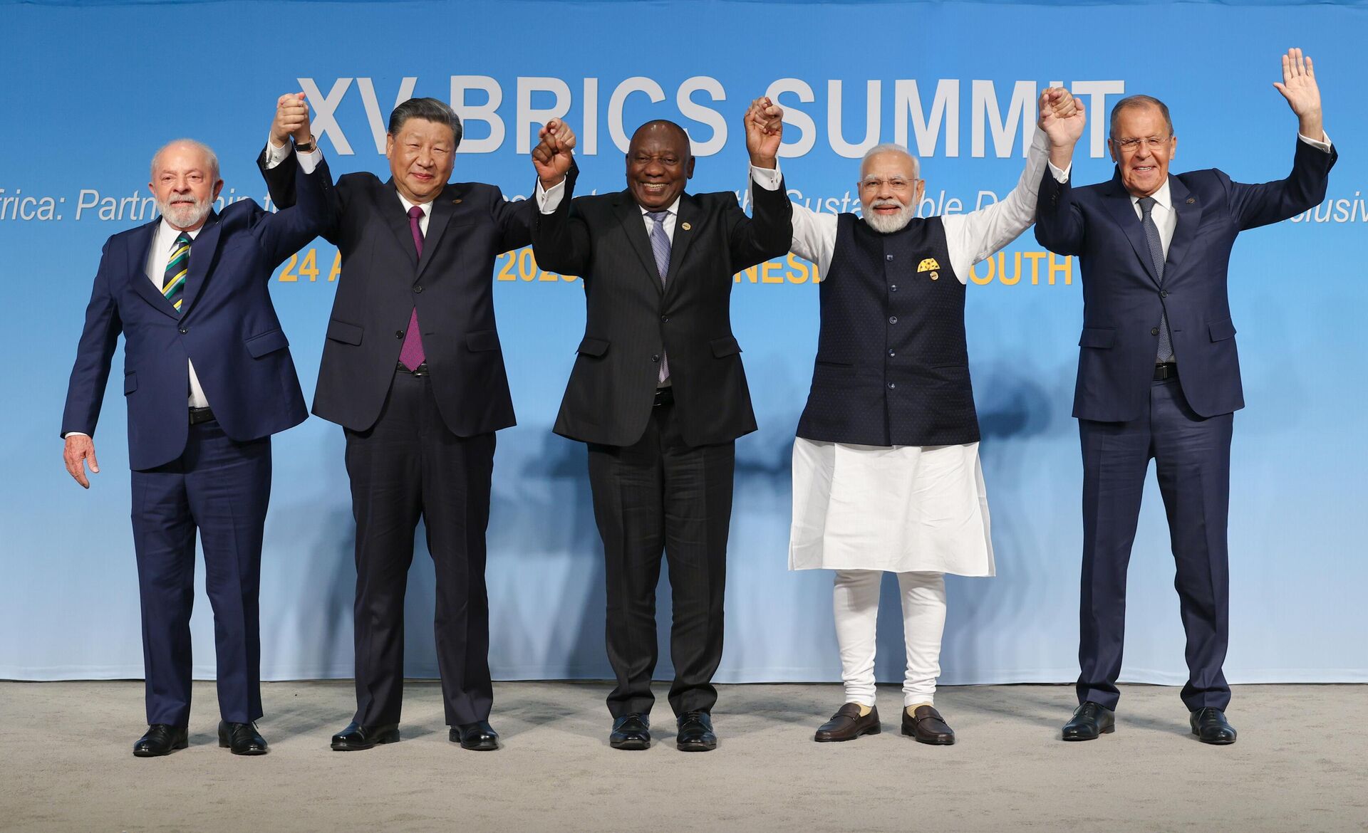 Ο Πρόεδρος της Βραζιλίας Λούλα ντα Σίλβα, ο Κινέζος Πρόεδρος Σι Τζινπίνγκ, ο Πρόεδρος της Νότιας Αφρικής Σίριλ Ραμαφόσα, ο Ινδός πρωθυπουργός Ναρέντρα Μόντι και ο Ρώσος υπουργός Εξωτερικών Σεργκέι Λαβρόφ (από αριστερά προς τα δεξιά) στην τελετή φωτογράφισης των αρχηγών των αντιπροσωπειών των χωρών μελών BRICS στο Γιοχάνεσμπουργκ - RIA Novosti, 1920, 21/11/2023