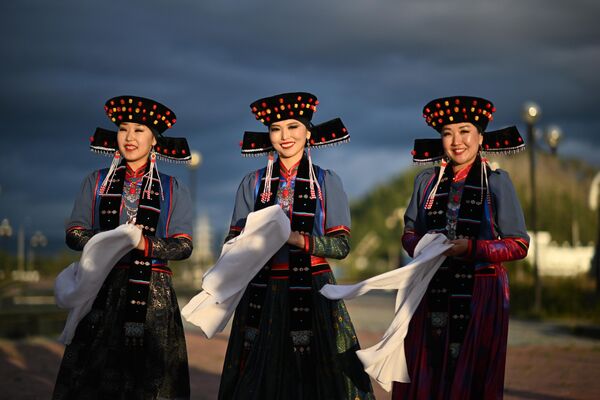 Девушки в национальных костюмах в посёлке Турка в Прибайкальском районе Бурятии