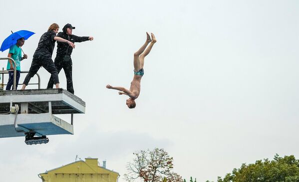Участник спортивного проекта Победи свой страх в бассейне под открытым небом Чайка