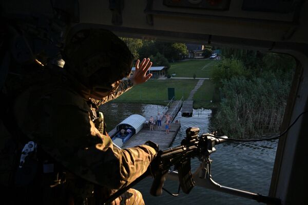 Военнослужащий группы поисково-спасательной службы ВС РФ во время боевого вылета в зоне СВО
