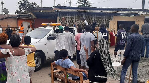 Местные жители аплодируют сотрудникам сил безопасности в Либревиле, Габон