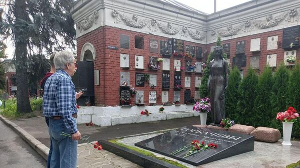 Люди на могиле Горбачева на Новодевичьем кладбище