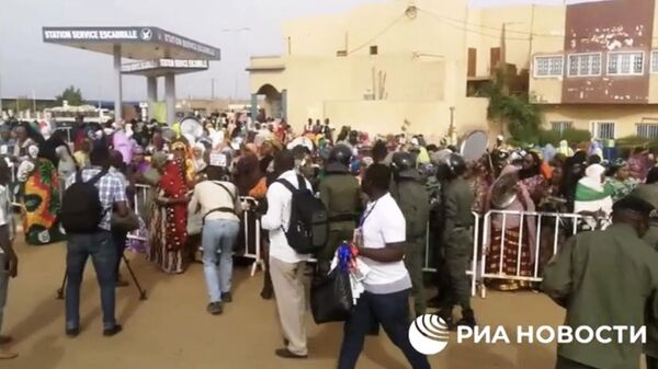 Акция рядом с французской военной базой в Ниамее, Нигер. Кадр видео