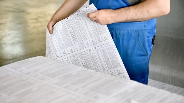 Сотрудник типографии во время проверки бюллетеней для голосования