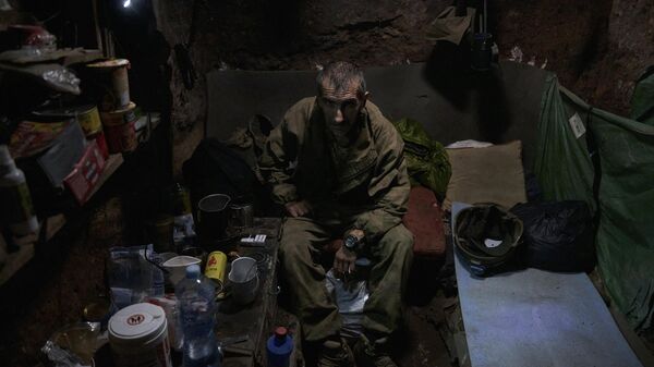 Украинский военнослужащий в окопе на линии фронта недалеко от Донецка